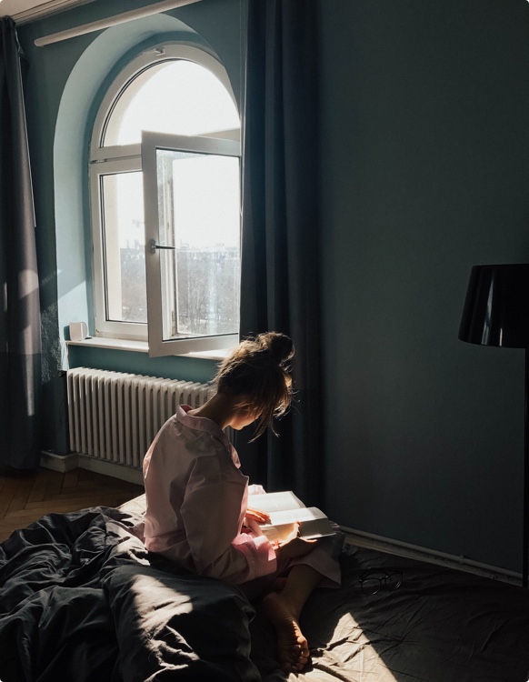 Sophrologue Sud Loire - gestion des émotions - Douleur - Stress Femme qui lit sur son lit