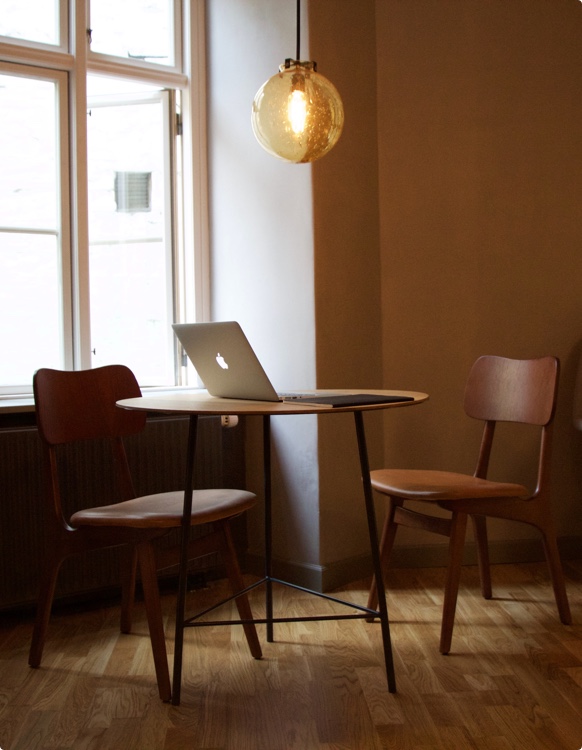 Ordinateur posé sur une table